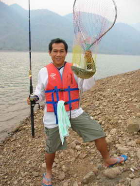 นายนิตย์ได้อีกตัวครับ เล็กกว่าตัวแรกแต่ก็ไซส์โล นายเรือบอกว่าโซนนี้ปลาไม่ชุมเท่าเกาะหิน แต่ปลาโตกว่า