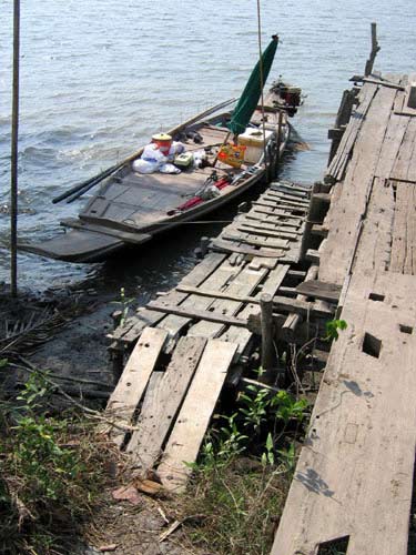 ท่าน้าบ้านแกครับ ... ลองสังเกตุเรือนะครับ จะเห็นได้ว่า กว้างมากครับ
นั่งกันได้สบายๆ นอนตามขวางก็ยัง