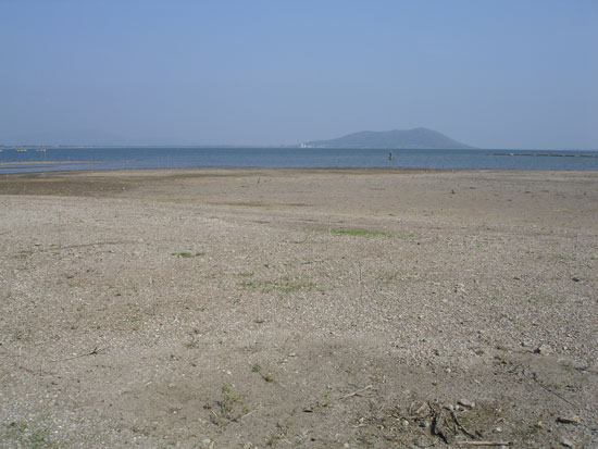 ผมเดินมาอีกด้าน สถานที่เป็นเหมือนหาดกรวดหินที่กว้างและสวยมาก แต่ดูแล้วไม่ค่อยจะเหมาะกับเกมส์ตกปลาสัก