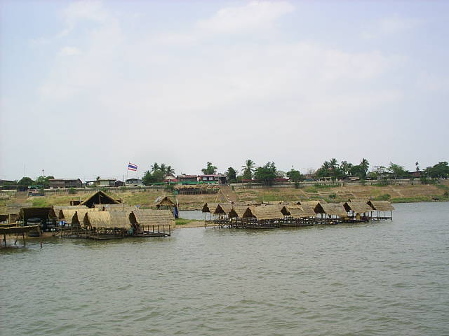 เรือ วนออกมา ด้านนอกเพื่อ เข้าจอดในเพิงพัก  ของร้านที่ ตัวเองเป็นเจ้าของ...  ค่าเรือไม่เสียครับ นั่ง