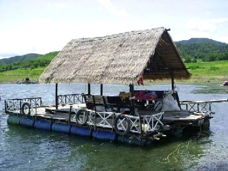  :smile: นี่แหล่ะครับ เรือนหอ   อุ๊ย!... เรือนแพ ที่เจ้าปุ้ย เตรียมไว้รับรองนักตกปลาที่ ไม่ชอบเดินบน