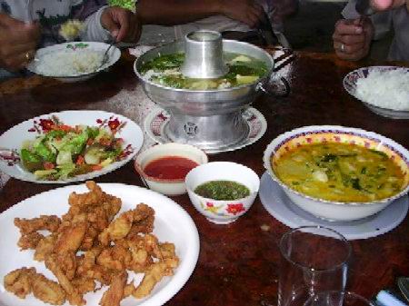  :smile: อาหาร มื้อเย็นก่อนเดินทางกลับ แกงจืดเต้าหู้ ไก่ชุปแป้งทอด  แกงเขียวหวานลูกชิ้นปลากราย ผัดผั