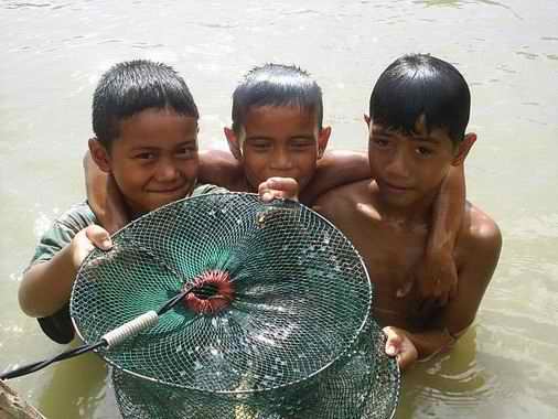     (((   ฮิฮุ.. น้ารัด มานั่งแถวหน้าเลย  ครับ ..   )))

พอตกปลาได้ตัวก้อเกิด เหตุการณ์ วุ่นวายครั