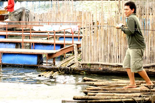 เสือบวมไม่รอช้าครับคว้าคันเบ็ดได้วิ่งเข้าไปตบเด็กพร้อมกับขู่แย่งที่เอาซะดื้อ ๆ 555555 ตบเด็กของจริง 