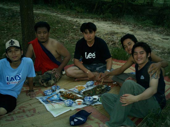 Fishing in VIETNAM 1 ( laos people )