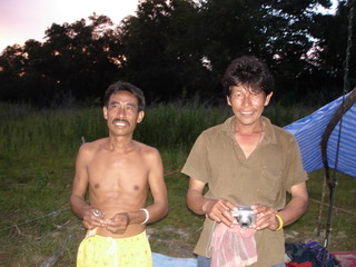 คุณสมชาย  แห่งเขาดอกไม้คนซ้ายมือ