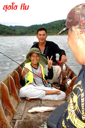 ชะโด + เด็ก  จริง ๆ ที่  "น้ำเอ่อ"