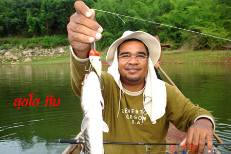 ชะโด + เด็ก  จริง ๆ ที่  "น้ำเอ่อ"