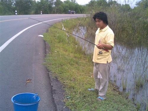 ตกปูนาขาเกที่ริมทาง