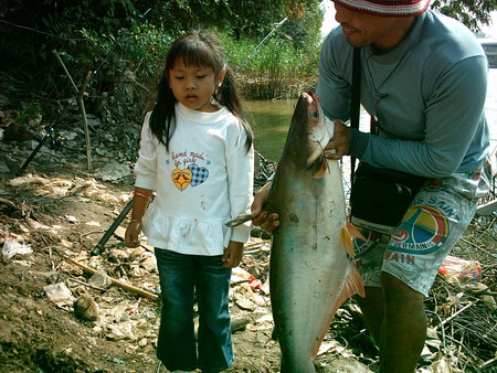 พายเรือไปตกปลาสวาย  ป่าสัก