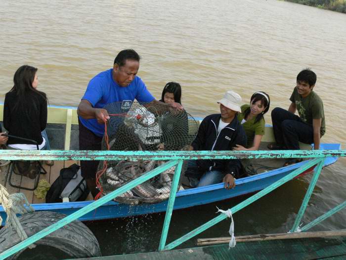 เรือนแพ fishing ใน วันเพ็ญเดือนสิบสอง