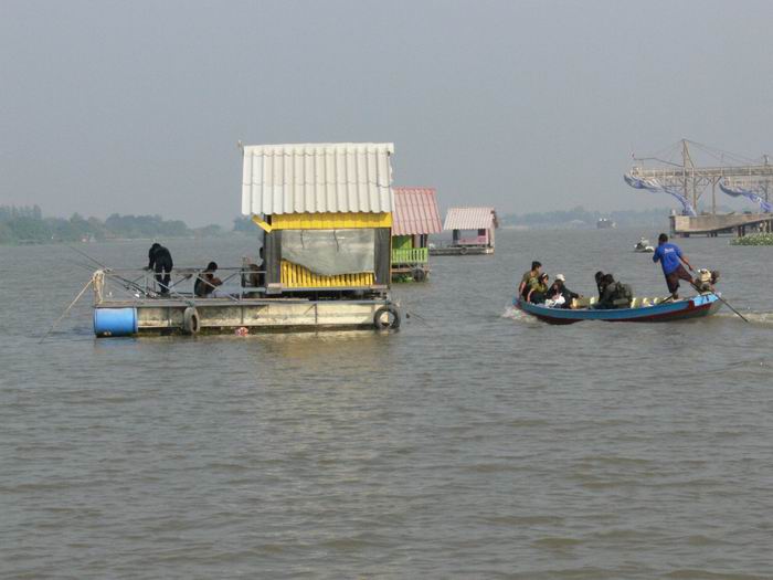 เรือนแพ fishing ใน วันเพ็ญเดือนสิบสอง