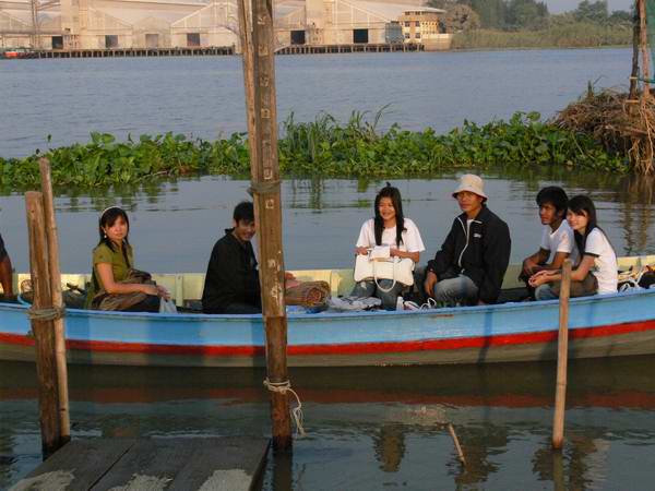 เรือนแพ fishing ใน วันเพ็ญเดือนสิบสอง