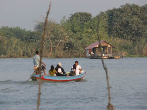 เรือนแพ fishing ใน วันเพ็ญเดือนสิบสอง