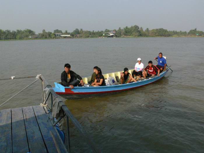 เรือนแพ fishing ใน วันเพ็ญเดือนสิบสอง