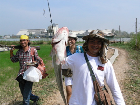 เรือนแพฟิชชิ่ง ไอ้เค้าตัวเบ้อเริ่ม