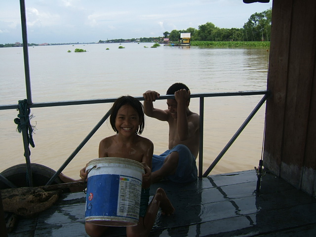 ปลดปลาจนเมื่อย ที่เรือนแพ