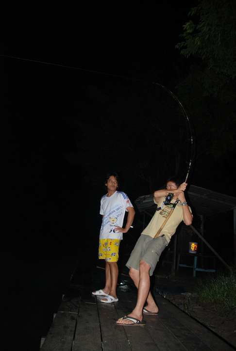 ฟ้าสางที่เงาน้ำ