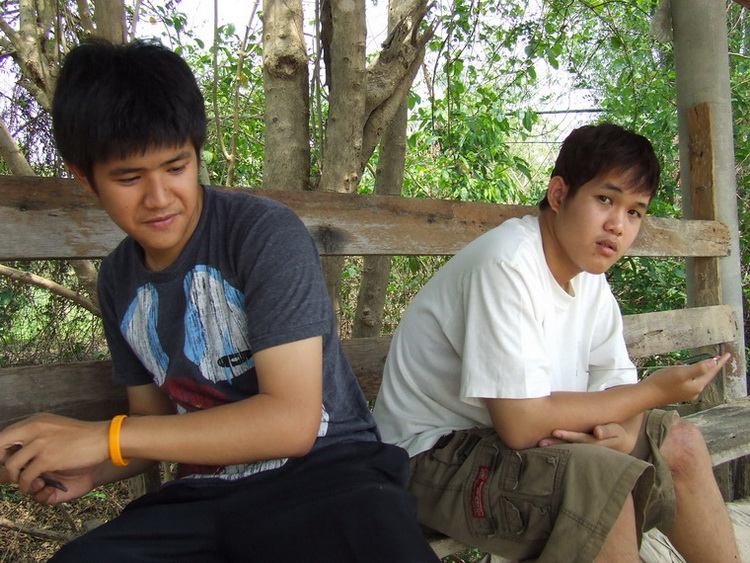 ตบเด็กที่บ่อสร้าง