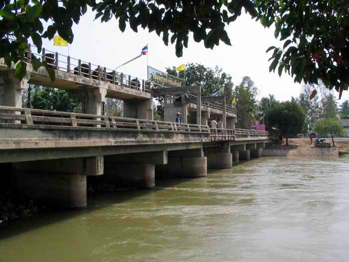 ประตูระบายน้ำพระมหินทร์ (คลองระพีพัฒน์)