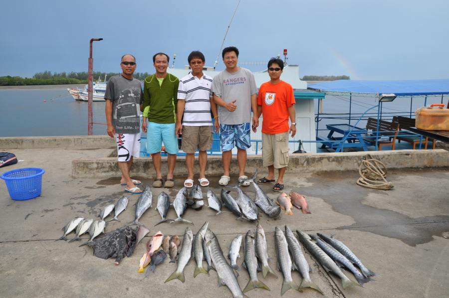 พาน้องๆ บุกหินมาเลย์กับเรือสิริสิน
