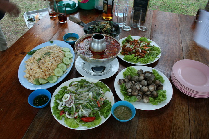 พักผ่อนวันหยุด ทีมเหม็นคาว ที่คุ้งกระพง