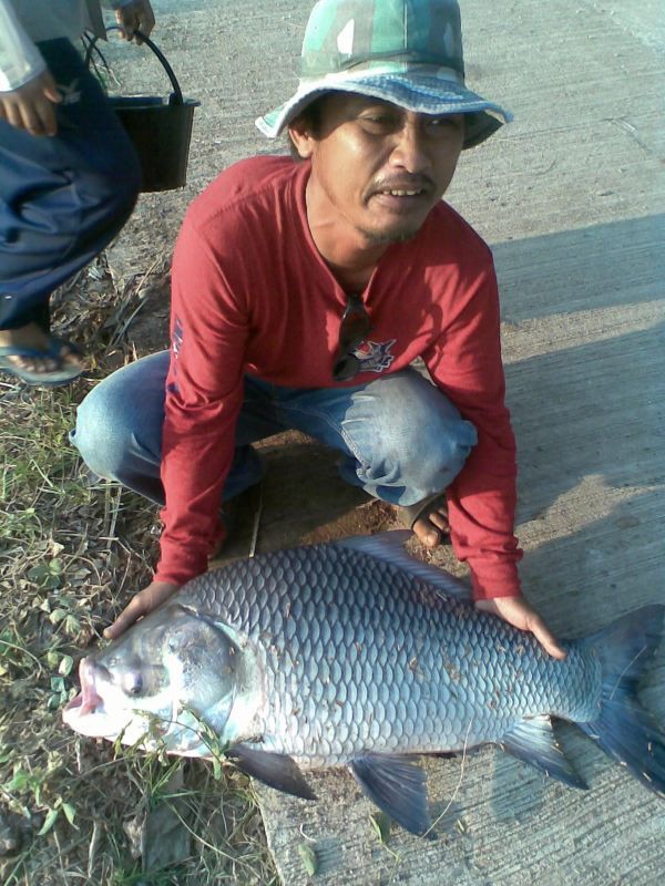 กะโห้ บึงบัว  กับ  ทีมงาน ช่างตกปลาเฉพาะกิจ