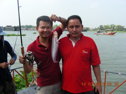 คนผักไห่และหอยขมไปเยือนเรือนแพ