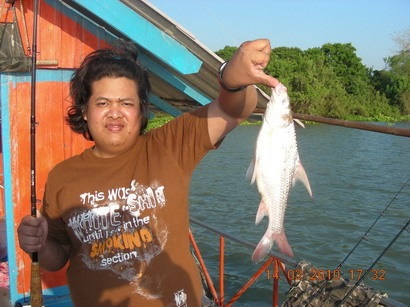 คนผักไห่และหอยขมไปเยือนเรือนแพ