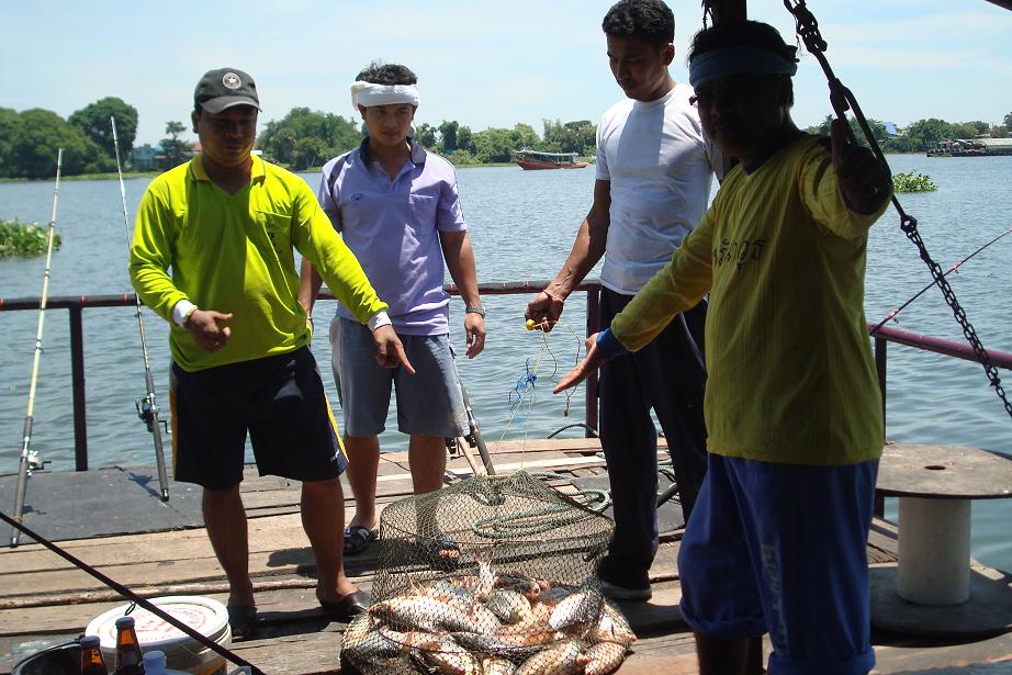 ฟ้าสางที่บางไทร โดย ขุนรัตนาวุธ