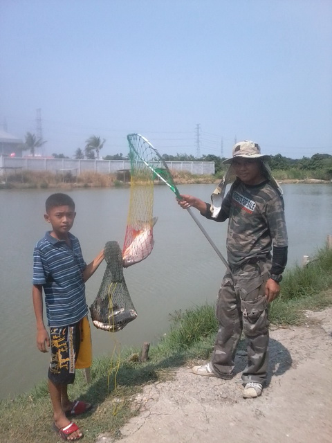 พ่อลภกับลูกดิวไปตกปลา