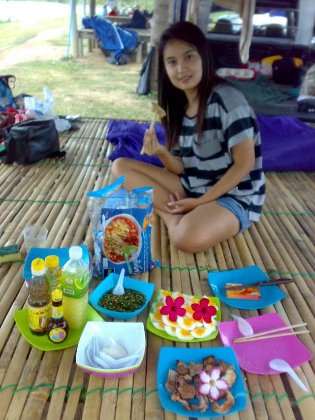 นู๋...พาน้องๆ ไปแค้มปิ้งตกปลาที่นครปฐม ค่ะ...