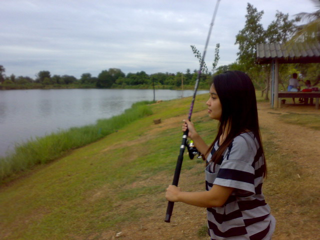 นู๋...พาน้องๆ ไปแค้มปิ้งตกปลาที่นครปฐม ค่ะ...