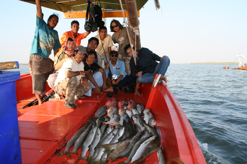 ตกปลาเรือไต๋พล....ตราด  รับเพิ่ม 5  ท่านด่วน......