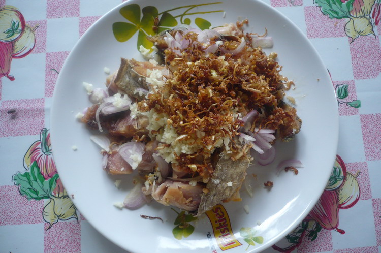 ปลาอินทรีย์เค็มยำสมุนไพร