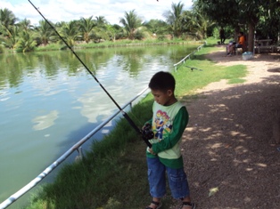 ทีมงาน กำลังโต กับ บ่อวังมัจฉา บ้านไร่ ราชบุรี