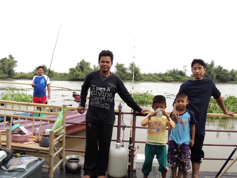 วันพักผ่อนที่ ซุ้มซารัน ฟิชชิ่ง & โฮมสเตย์ แม่น้ำบ