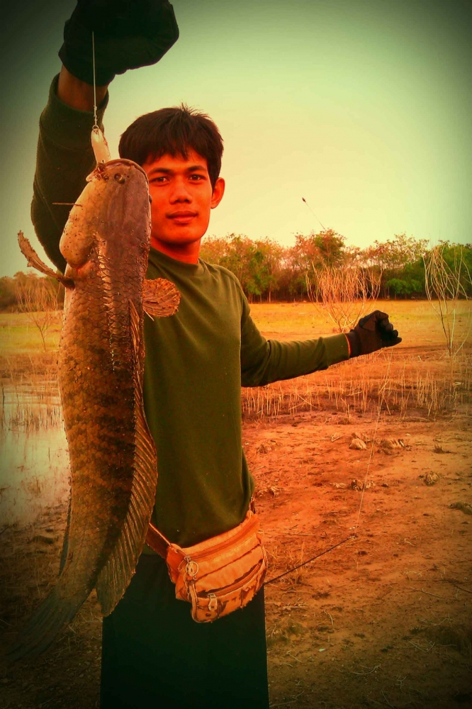"หมา"......กับปลาช่อนตัวโตของเขา