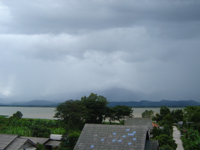 กว๊านพะเยาในวันที่ฝนตก