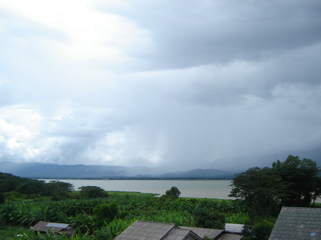 กว๊านพะเยาในวันที่ฝนตก