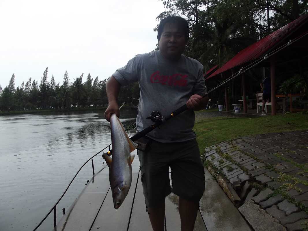  Fishing in the rain @ Cha-am Fishing Park