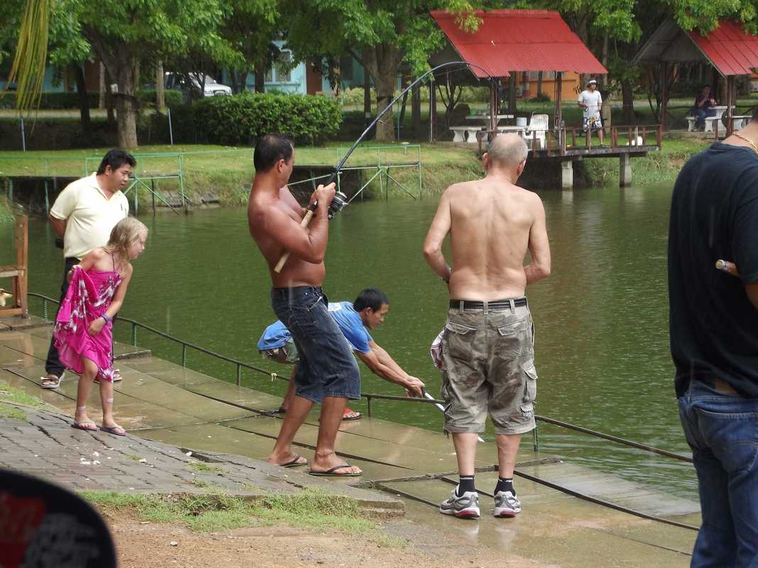  Fishing in the rain @ Cha-am Fishing Park