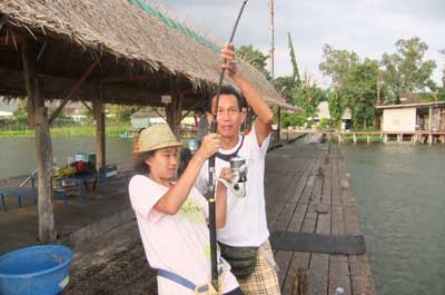 เบ้งน้ำแข็งหลอดเทรนภรรยาและลูกสาว ที่บึง