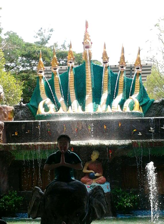 กลับไปเยี่ยมลูกๆได้เข้าวัดเลยมีรูปมาฝากครับ