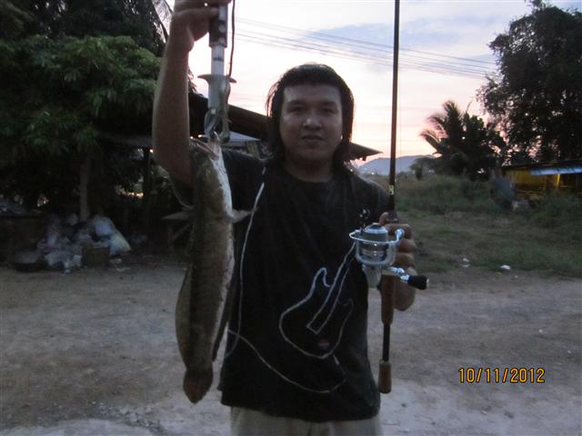 ตกปลาหน้าบ้าน ยามเย็น ราชบุรี ^^