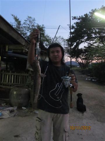 ตกปลาหน้าบ้าน ยามเย็น ราชบุรี ^^