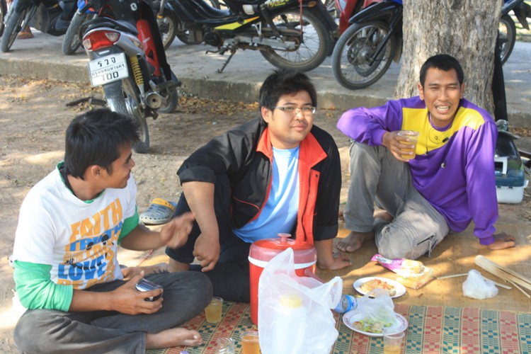 So-sa-on ทีม  กับความสนุกเล็กๆที่บ่อหนองหว้าตาดำ อำเภอชุมพวงครับ