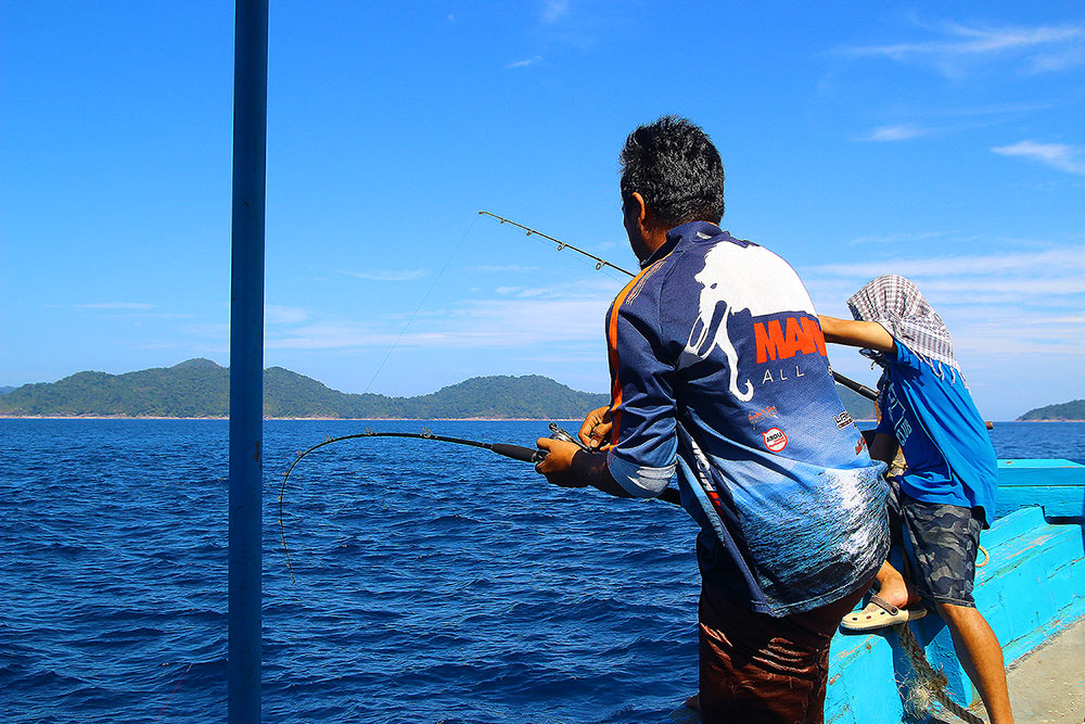YAKUZA FISHING TOUR Light jigging in Surin Islands.