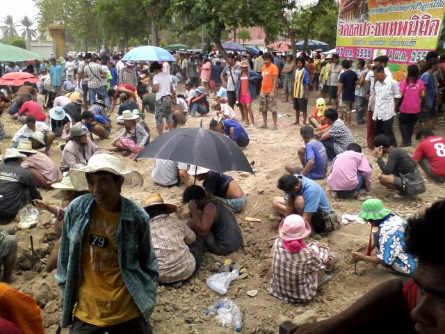 นอกเรื่องครับ กรุพระแตกที่บางม้า