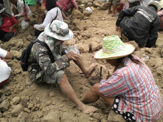 นอกเรื่องครับ กรุพระแตกที่บางม้า